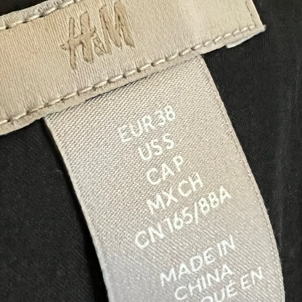 NWT H&M fitted vest iV-neck, buttons at front, and welt front pockets. size S - Picture 6 of 8